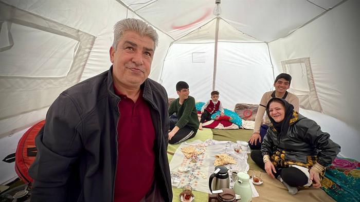 همه با هم در کنار زلزله‌‌زدگان خوی