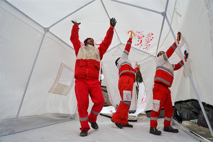 همه با هم در کنار زلزله‌‌زدگان خوی